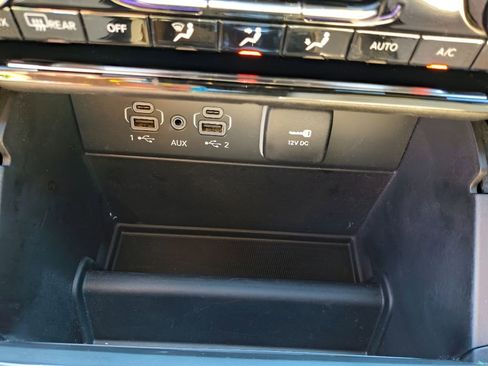 Used 2024 Jeep Grand Cherokee L Limited w/ Black Appearance Package image 24