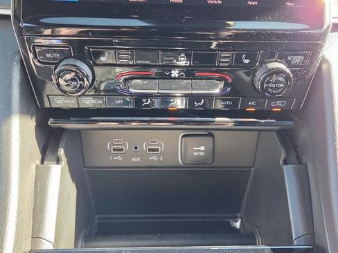 Used 2025 Jeep Grand Cherokee L Limited image 21