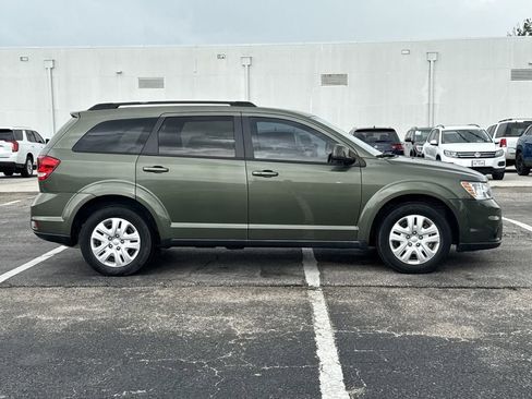 Used 2019 Dodge Journey SE w/ Premium Group FWD image 4