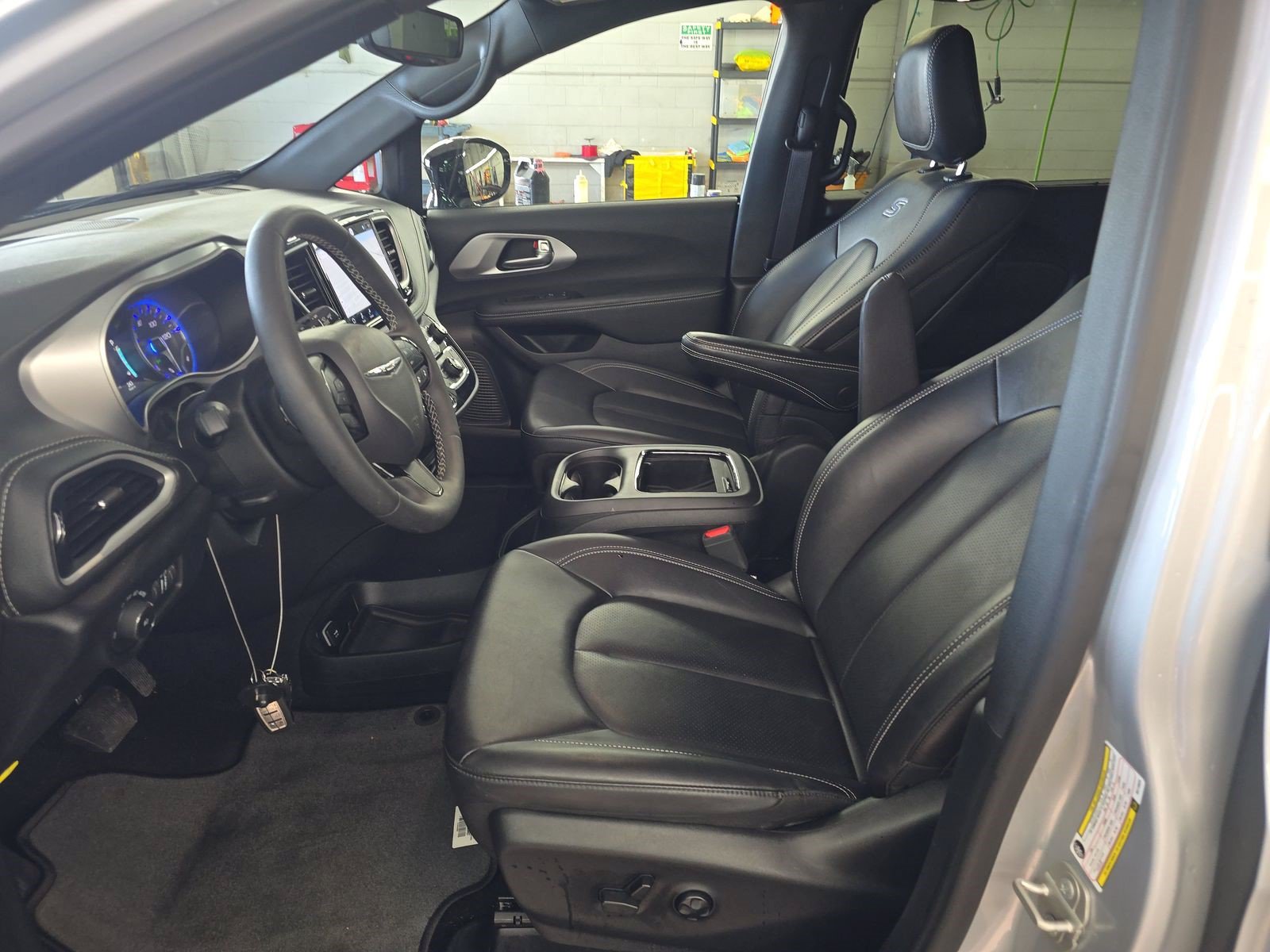 Used 2024 Chrysler Pacifica Touring-L w/ Uconnect Theater Family Group FWD image 7