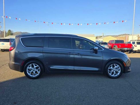 Used 2020 Chrysler Pacifica Limited image 6