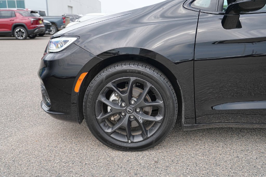 Used 2025 Chrysler Pacifica Limited FWD image 12
