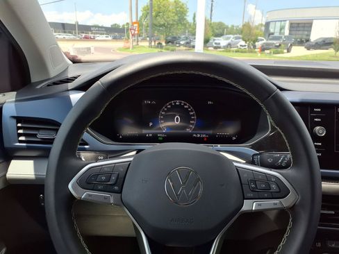Used 2024 Volkswagen Taos SE AWD/4WD image 17