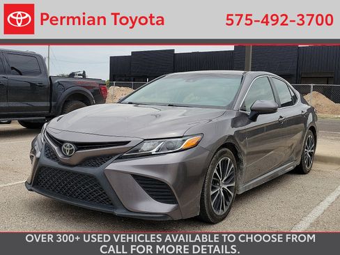 Used 2018 Toyota Camry SE FWD image 1