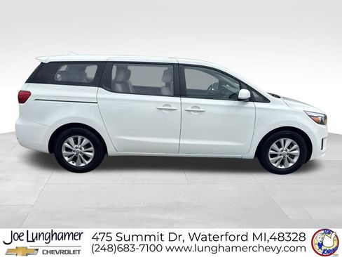 Used 2018 Kia Sedona L FWD image 2
