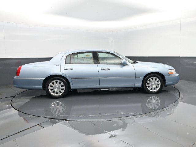 Used 2010 Lincoln Town Car Signature Limited RWD image 4