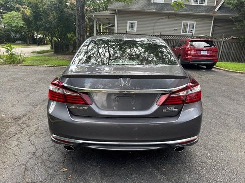 Used 2017 Honda Accord Touring image 9