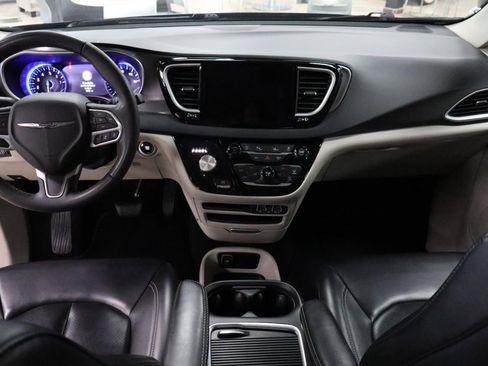 Used 2023 Chrysler Pacifica Touring-L FWD image 13