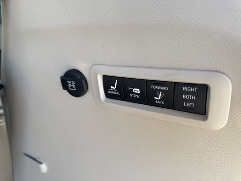 Used 2024 Chrysler Pacifica Limited w/ Uconnect Theater Family Group image 43