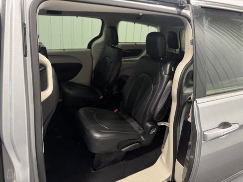 Used 2018 Chrysler Pacifica Touring-L FWD image 14