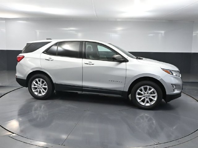 Used 2020 Chevrolet Equinox LS w/ LS Convenience Package AWD/4WD image 2