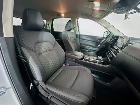 Used 2025 Nissan Pathfinder SV image 32