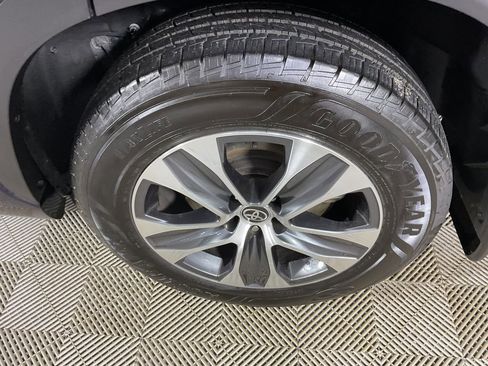 Used 2022 Toyota Highlander XLE image 6