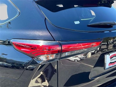 Used 2021 Toyota Highlander XLE image 13