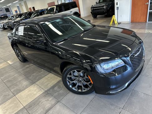 Used 2018 Chrysler 300 Touring w/ Sport Appearance Package image 10