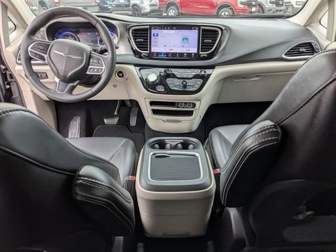 Used 2023 Chrysler Pacifica Touring-L FWD image 4