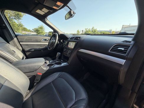 Used 2017 Ford Explorer XLT w/ Equipment Group 202A AWD/4WD image 30