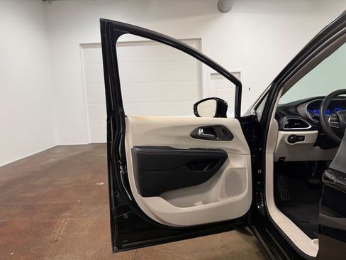 Used 2024 Chrysler Pacifica Touring-L image 53