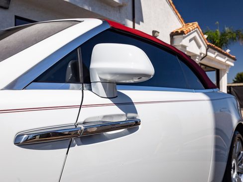 Used 2017 Rolls-Royce Dawn image 26