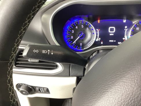 Used 2024 Chrysler Pacifica Touring-L image 22