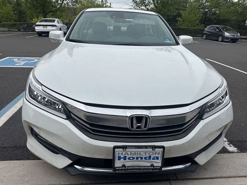 Used 2017 Honda Accord Touring image 2