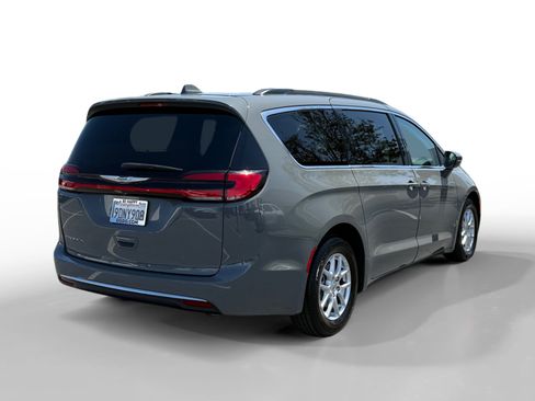 Used 2022 Chrysler Pacifica Touring-L FWD image 5