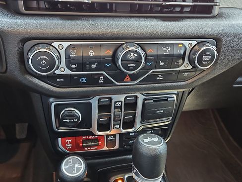 Used 2024 Jeep Wrangler Unlimited AWD/4WD image 14