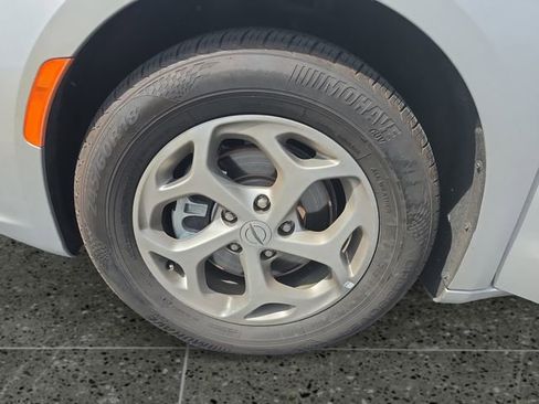 Used 2024 Chrysler Pacifica Limited image 14