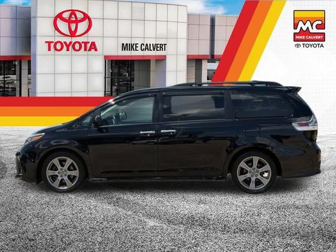 Used 2018 Toyota Sienna SE w/ Carpet Mat Package FWD image 2