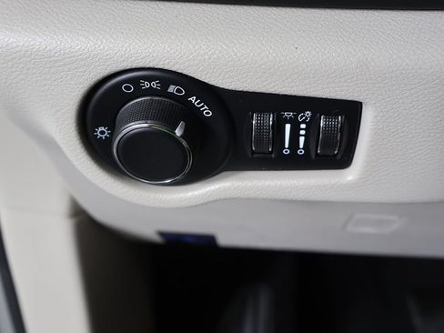Used 2023 Chrysler Voyager LX FWD image 30