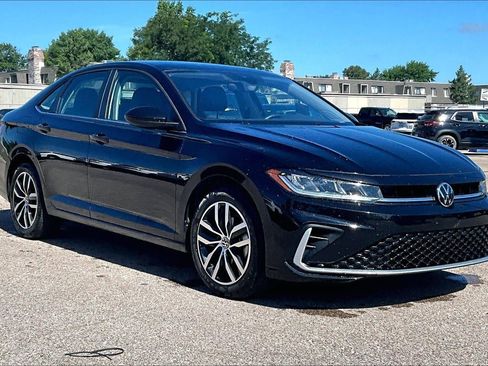 Used 2025 Volkswagen Jetta SE FWD image 1