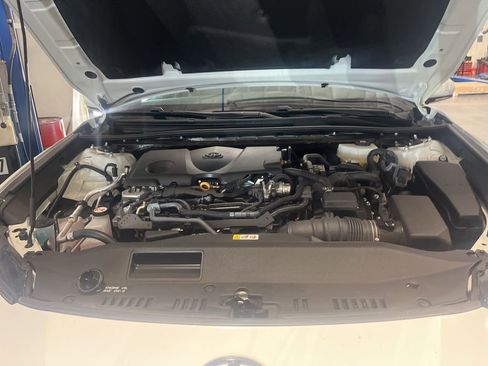 Used 2025 Toyota Camry SE w/ Convenience Package FWD image 1