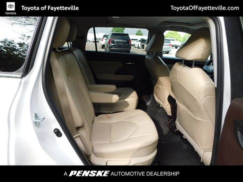 Used 2022 Toyota Highlander XLE AWD/4WD image 5
