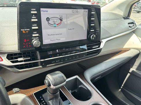 Used 2022 Toyota Sienna XLE FWD image 23