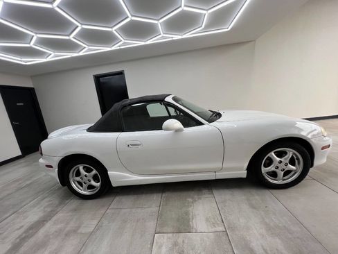 Used 2001 MAZDA MX-5 Miata RWD image 11
