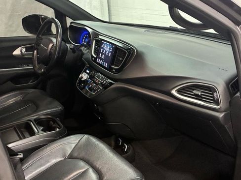 Used 2020 Chrysler Pacifica Touring-L AWD/4WD image 15