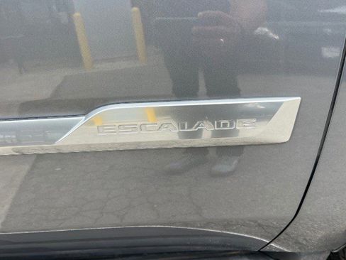 Used 2018 Cadillac Escalade Luxury AWD/4WD image 14