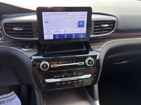 Used 2023 Ford Explorer Limited image 2