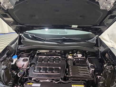Certified 2025 Volkswagen Tiguan SE w/ Panoramic Sunroof Package image 38