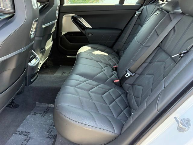 Used 2026 BMW 750e xDrive AWD/4WD image 32