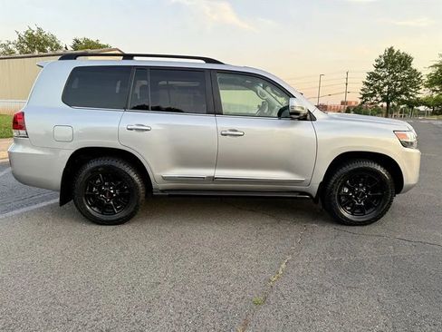 Used 2017 Toyota Land Cruiser image 5