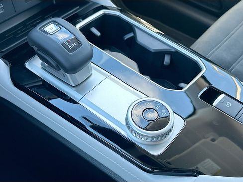 New 2025 Mitsubishi Outlander SE image 12