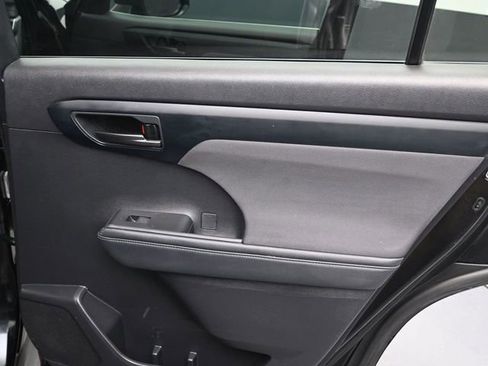 Certified 2022 Toyota Highlander LE image 27