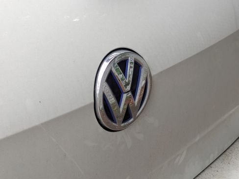 Used 2016 Volkswagen e-Golf SE image 4