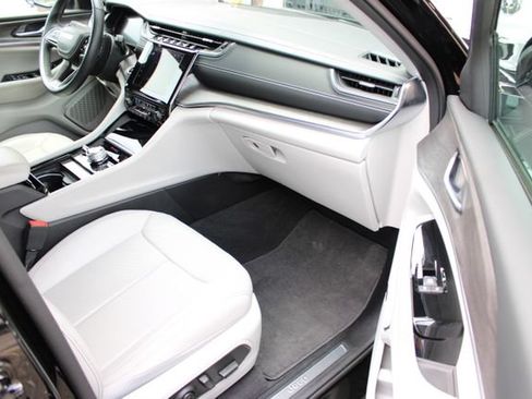 Used 2022 Jeep Grand Cherokee Overland AWD/4WD image 47