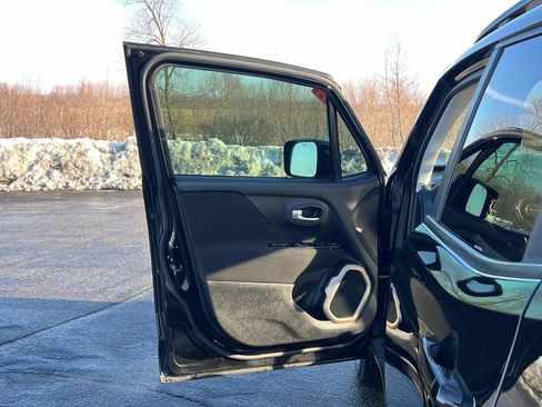 Used 2017 Jeep Renegade Latitude w/ Cold Weather Group image 11