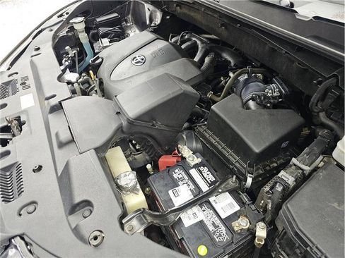 Used 2019 Toyota Highlander XLE FWD image 25