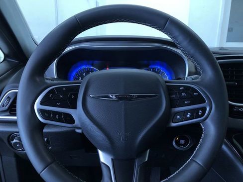 Used 2025 Chrysler Pacifica Select image 25