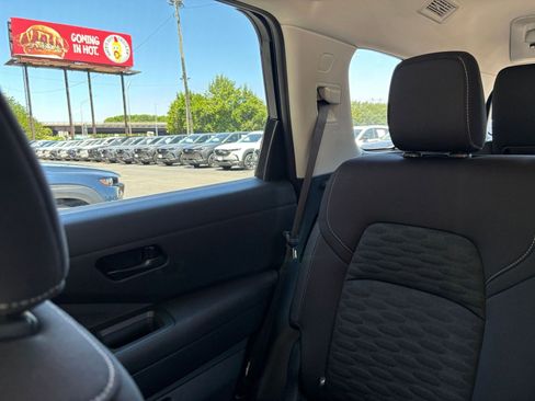 Used 2025 Nissan Pathfinder SV FWD image 42