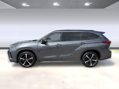 Used 2021 Toyota Highlander XSE FWD image 2